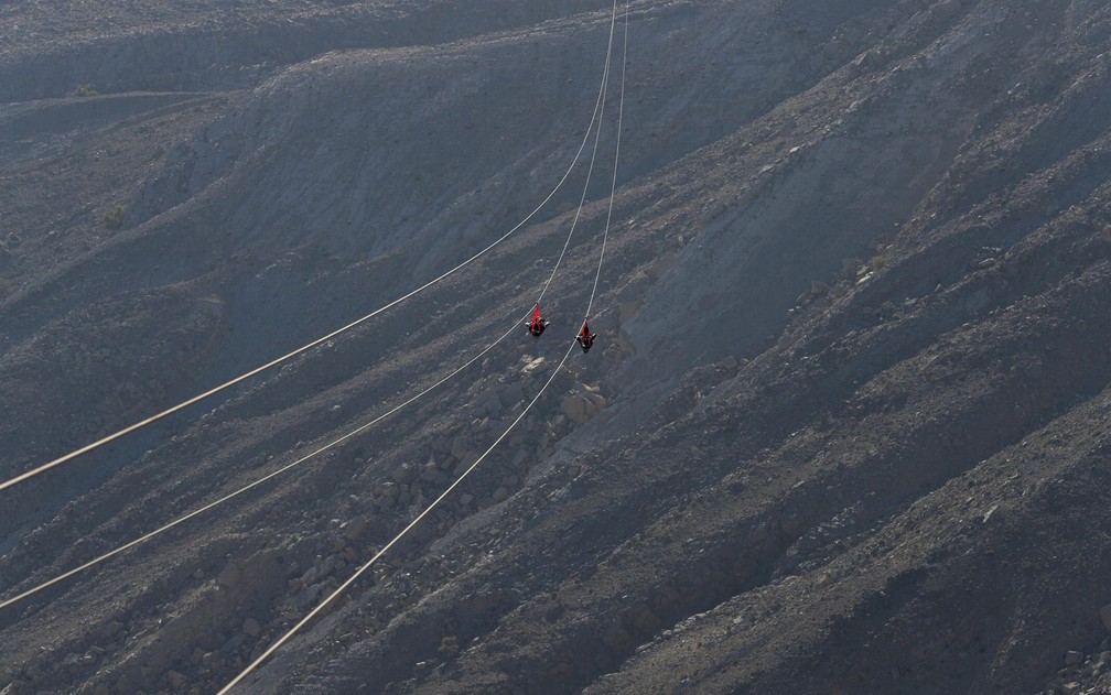 Pessoas são vistas na maior tirolesa do mundo, na montanha Jabal Jais, em Ras al-Khamiah, nos Emirados Árabes Unidos, em 31 de janeiro (Foto: Reuters/Ahmed Jadallah)