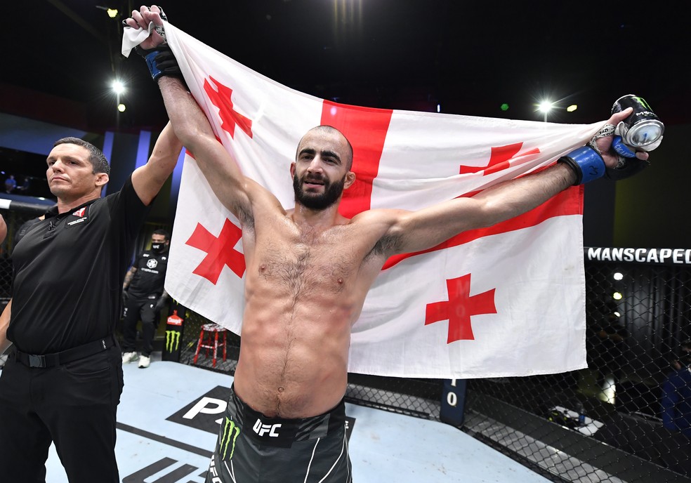 Giga Chikadze festeja a vitória sobre Edson Barboza no UFC — Foto: Getty Images