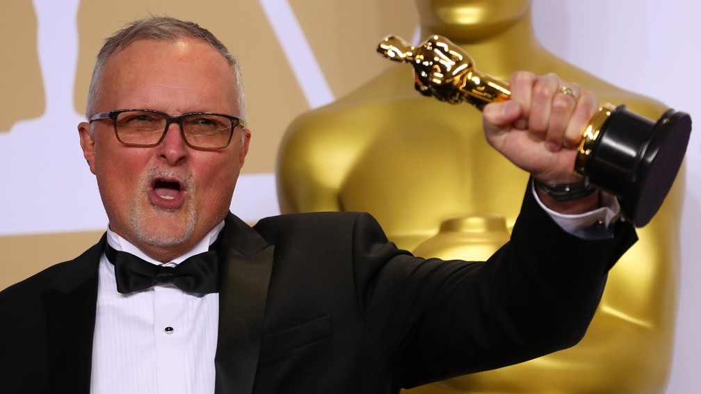 Lee Smith segura a estatueta de Melhor Edição no Oscar 2018 por 'Dunkirk' (Foto: Mike Blake/Reuters)