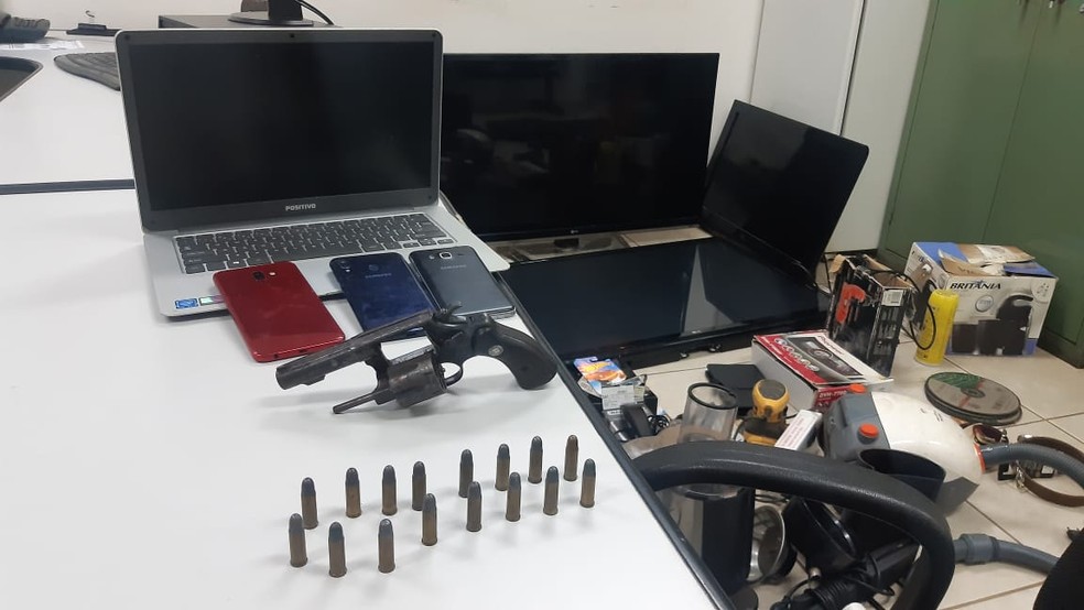 Produtos sem proced&ecirc;ncia foram encontrados na garagem de casa em Araras &mdash; Foto: For&ccedil;a T&aacute;tica/Divulga&ccedil;&atilde;o