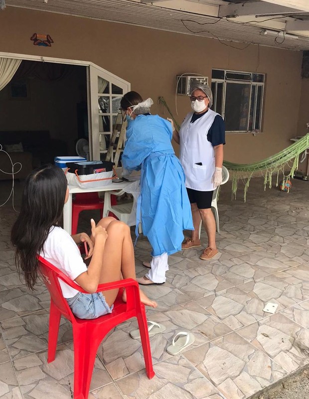 Cynthia Senek fazendo exame do coronavírus (Foto: Reprodução/Instagram)