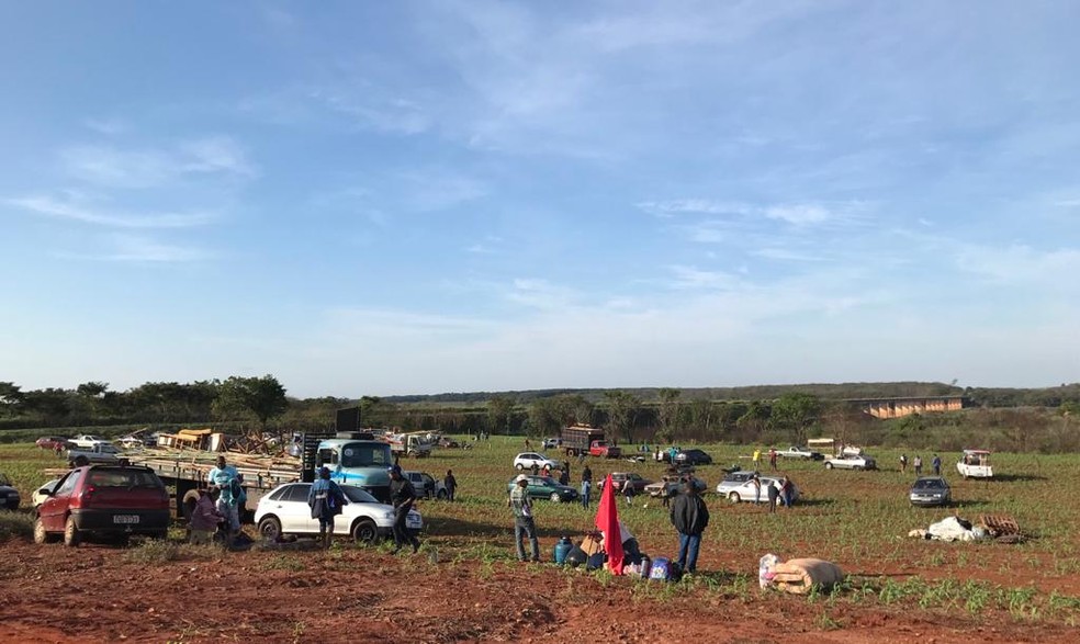 Integrantes da FNL ocupam nova área em Sandovalina — Foto: Willian Santos 