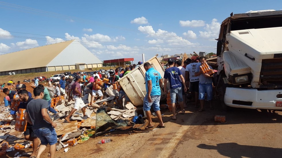 Moradores saqueam carga de cerveja em Sorriso (MT) (Foto: Lucas Torres/Portal Sorriso)