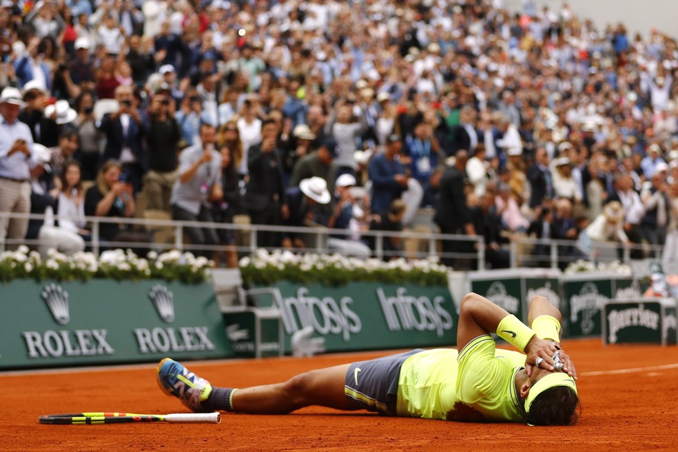 Rafael Nadal cai em quadra após vitória contra Dominic Thiem em Roland Garros — Foto: REUTERS/Kai Pfaffenbach