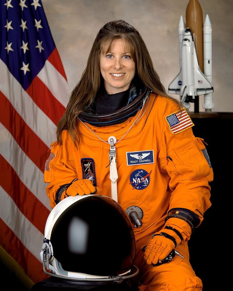 Tracy Caldwell Dyson nasceu em agosto de 1969; se escolhida, terá 53 anos quando pisar na Lua (Foto: NASA)