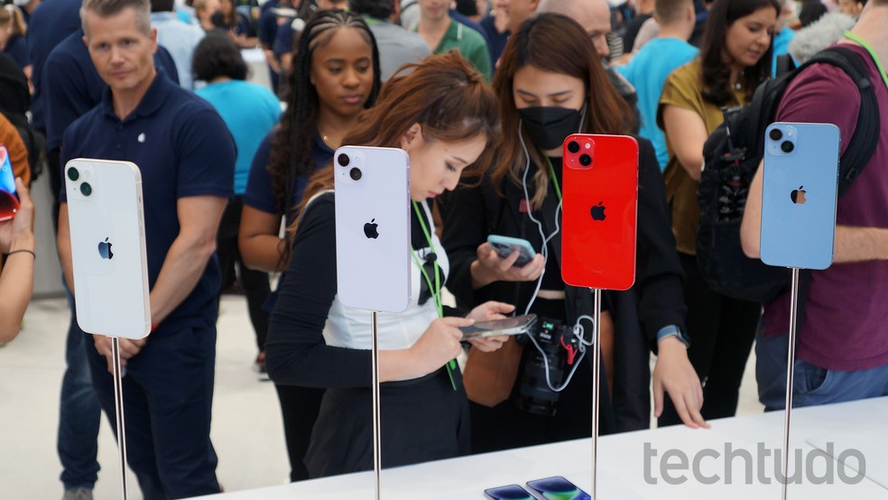 Diversas cores de iPhone 14 em lançamento realizado na sede da Apple — Foto: Thássius Veloso/TechTudo
