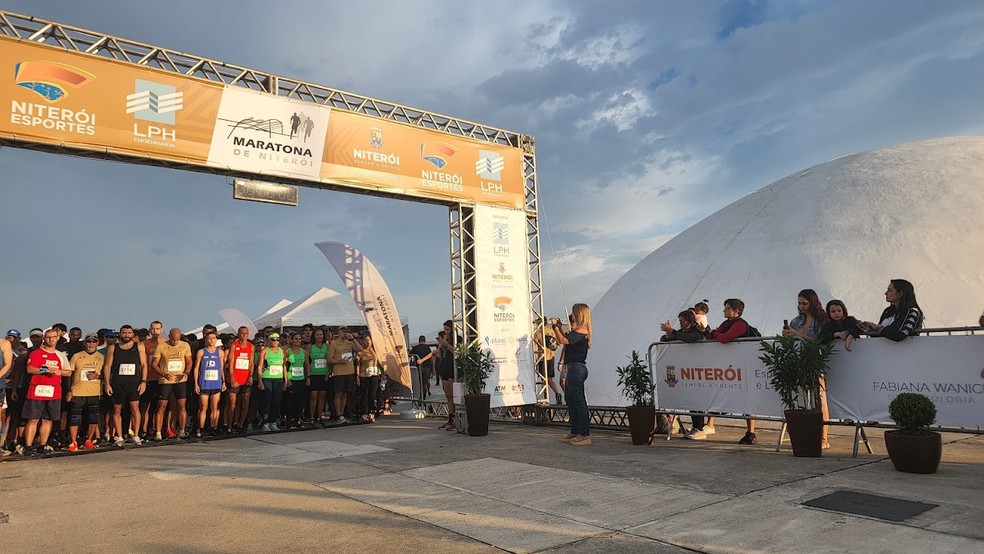  Corredores esperam sinal in&iacute;cio da prova no Caminho Niemeyer &mdash; Foto: Divulga&ccedil;&atilde;o/Maratona de Niter&oacute;i