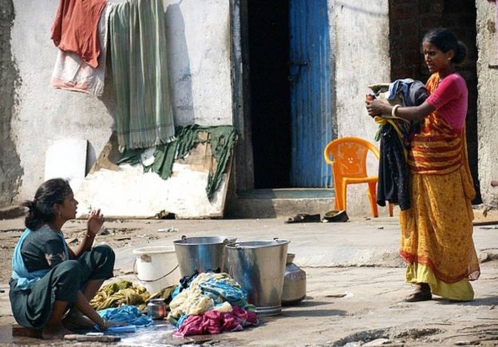 Na maioria dos lares indianos, as roupas são lavadas em baldes e penduradas para secar ao sol. — Foto: Getty Images via BBC
