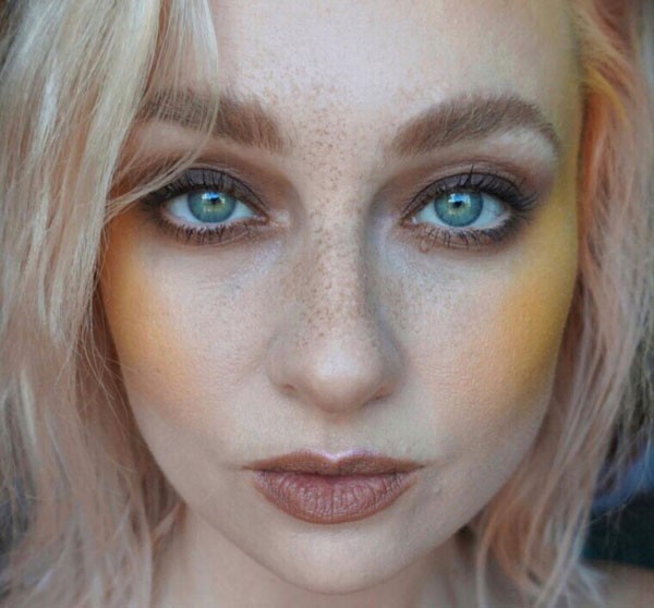 Blush amarelo na maquiagem da makeup artist Ash Meredith (Foto: Reprodução Instagram)