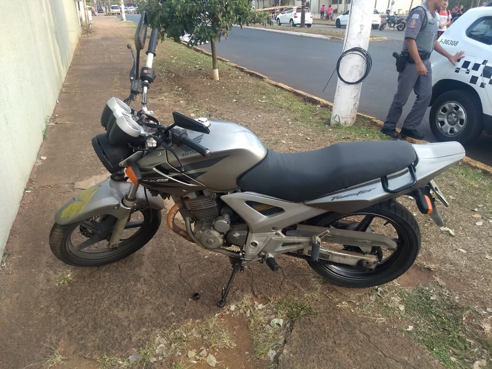 Moto de jovem que morreu em acidente em Pirassununga — Foto: Ademir Naressi/Repórter Naressi