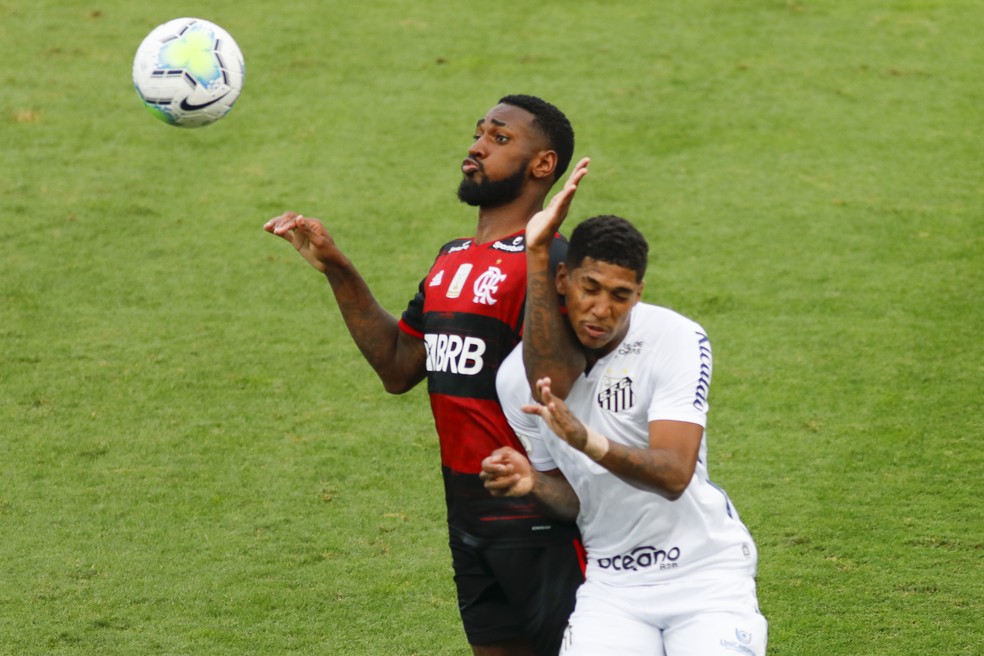 Gérson atuou como primeiro volante na Vila Belmiro — Foto: Ricardo Moreira/ Fotoarena/ Estadão Conteúdo