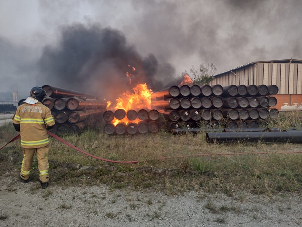 Bombeiros combatem incêndio em Duque de Caxias, Baixada Fluminense — Foto: Divulgação/Leandro Monteiro/Corpo de Bombeiros