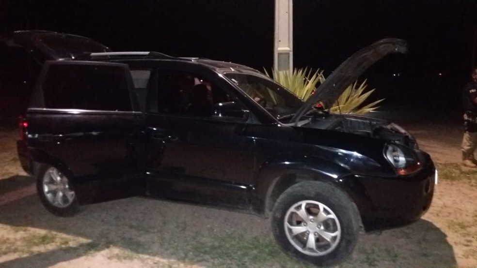 De acordo com a PRF, o suspeito possui passagem na polícia por receptação de veículo roubado. — Foto: Divulgação PRF