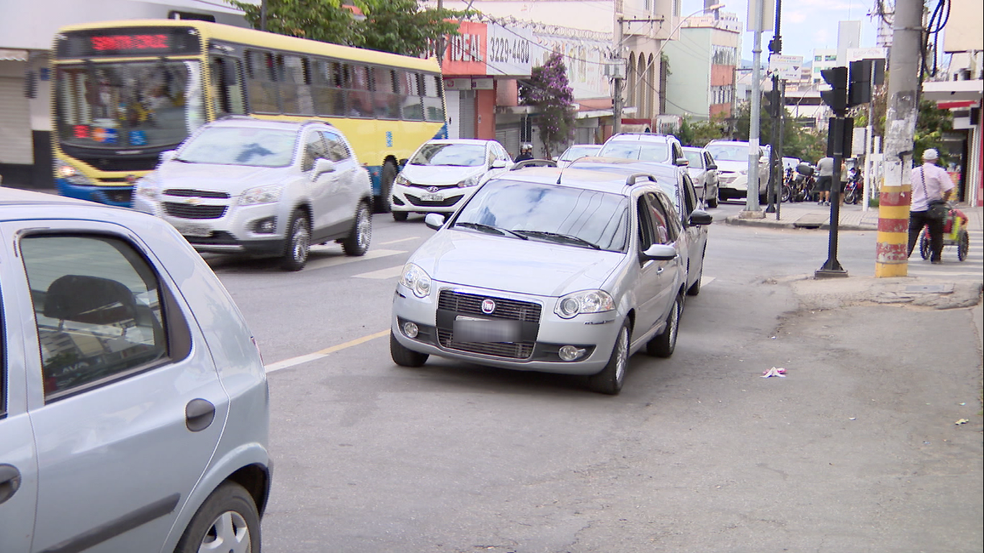 Posto em Divinópolis chegou a ter oito quarteirões de fila para abastecimento nesta sexta-feira (1º) (Foto: Reprodução/TV Integração)