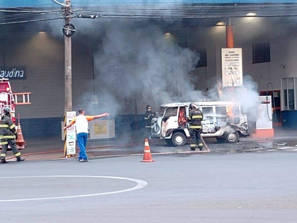 Fogo começou logo após o veículo ser abastecido no posto em Jaú  — Foto: Arquivo pessoal 