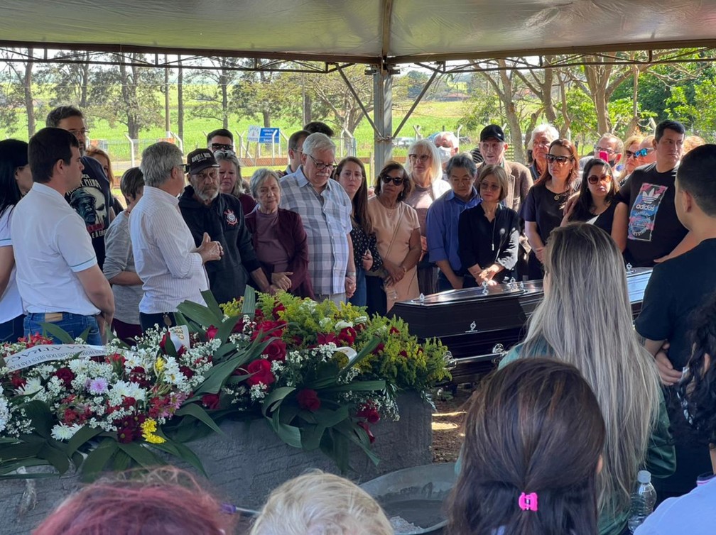 Enterro da cantora Marilene reuniu parentes, amigos e fãs em Paraguaçu Paulista  — Foto: Fábio Modesto/ TV TEM 