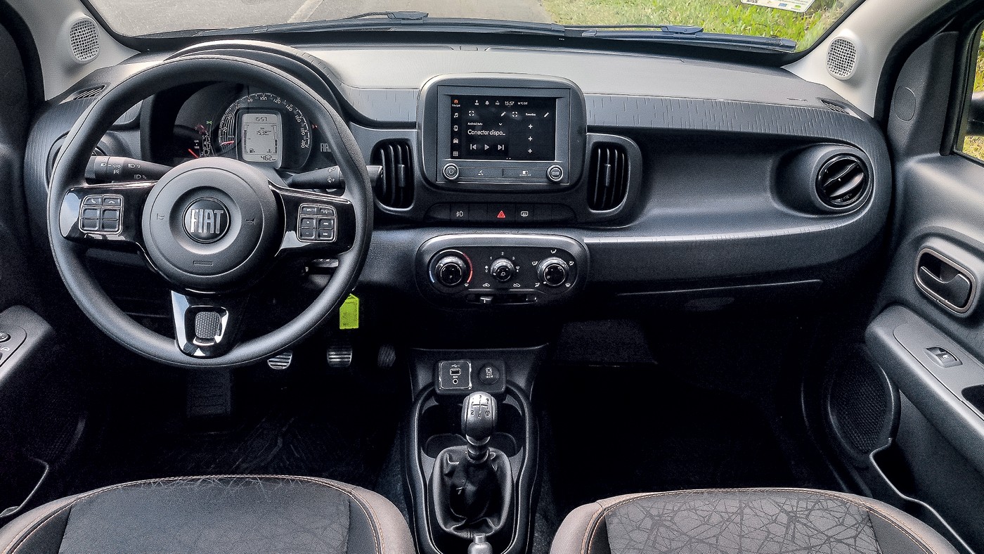 Fiat Mobi Trekking - Central multimídia com tela de 7 polegadas tem conexões sem fio para Android Auto  e Apple CarPlay — Foto: André Paixão