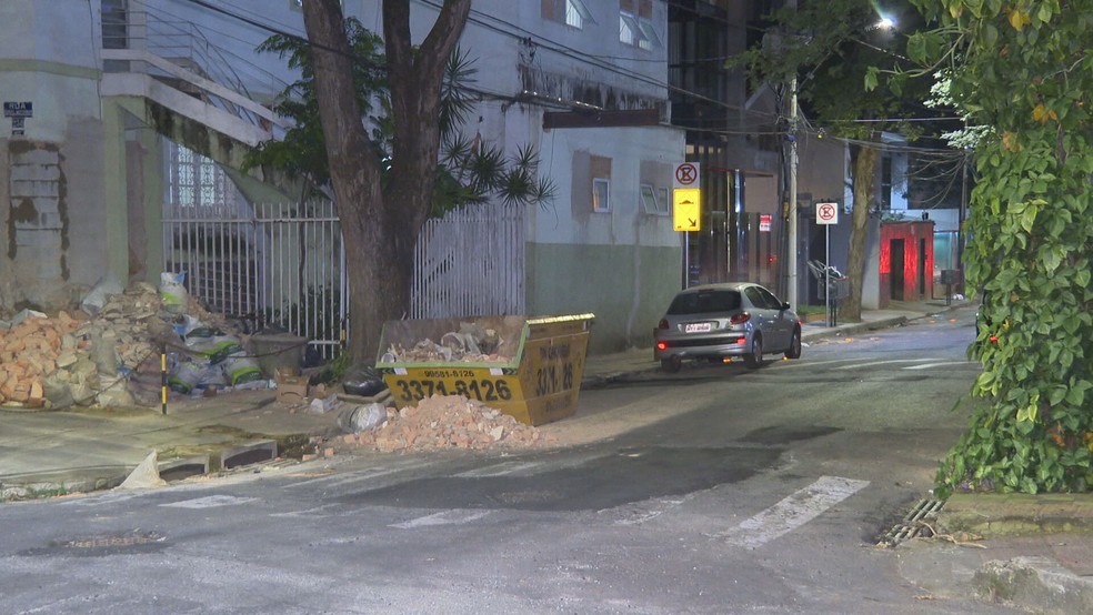 Caçamba está na Rua Barão de Macaúbas, no bairro Santo Antônio, em BH — Foto: Reprodução/TV Globo