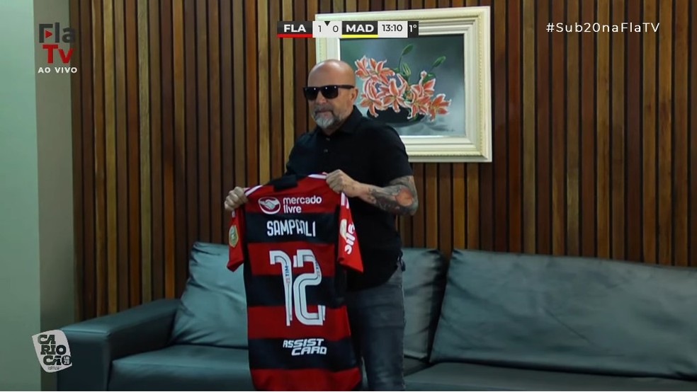 Sampaoli recebe a camisa do Flamengo na chegada ao Rio � Foto: Reprodu��o / FlaTV