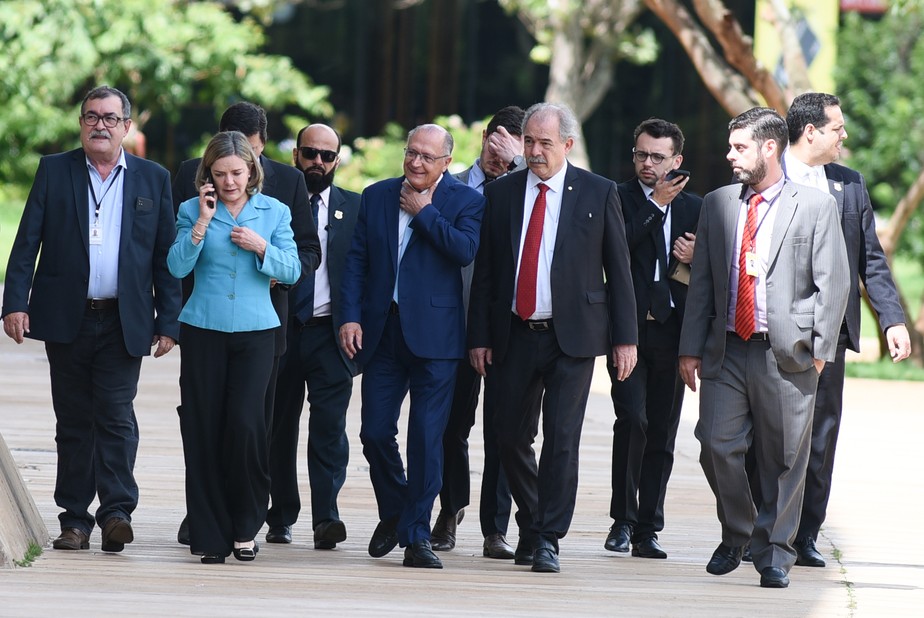 A presidente do PT, Gleisi Hoffmann (PR), o vice-presidente eleito, Geraldo Alckmin (PSB), e o ex-ministro Aloísio Mercadante