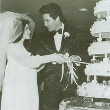 Elvis em seu casamento com Priscilla, em 1967. Lisa Marie, única filha do cantor, nasceu no ano seguinte — Foto: Reprodução