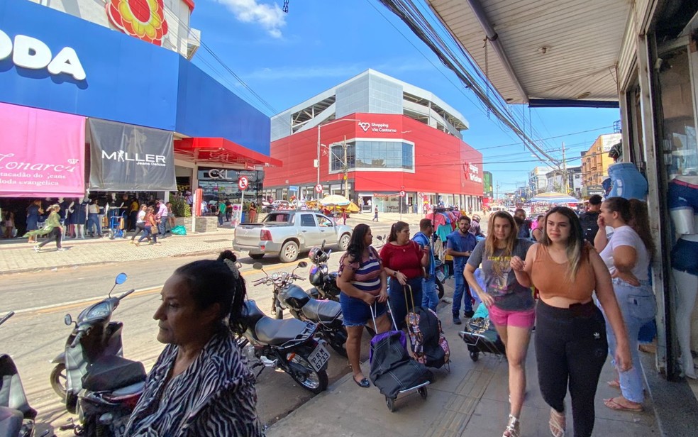 Clientes compram na Região da Rua da 44 durante a Black Friday em Goiânia, Goiás — Foto: Michel Gomes/g1 Goiás