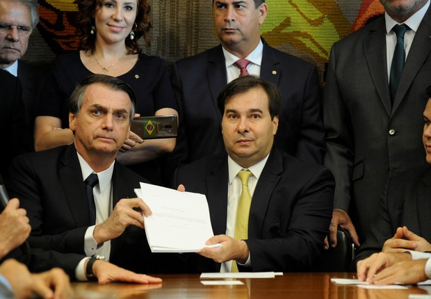 Jair Bolsonaro entrega proposta de reforma da Previdência a Rodrigo Maia (Foto: Luis Macedo/Reuters)