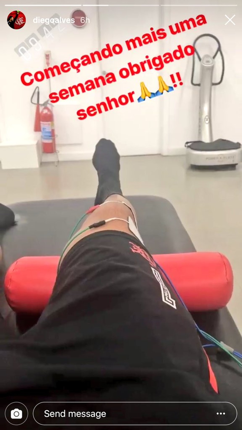 Diego Alves postou imagem da perna e faz recupera&ccedil;&atilde;o de les&atilde;o em turnos diferentes &mdash; Foto: Reprodu&ccedil;&atilde;o