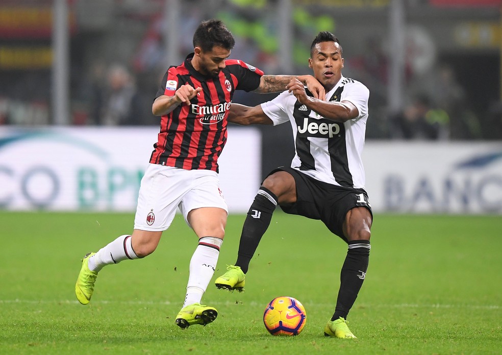 Alex Sandro disputa a bola pela Juventus em clássico diante do Milan, no domingo passado — Foto: REUTERS/Alberto Lingria
