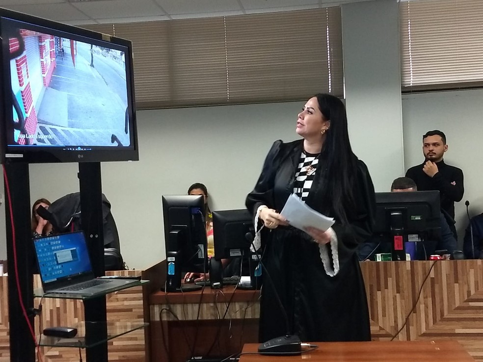 Helane Christina, advogada de Ícaro começa a falar sobre as imagens e questiona se as câmeras foram periciadas — Foto: Aline Nascimento/g1