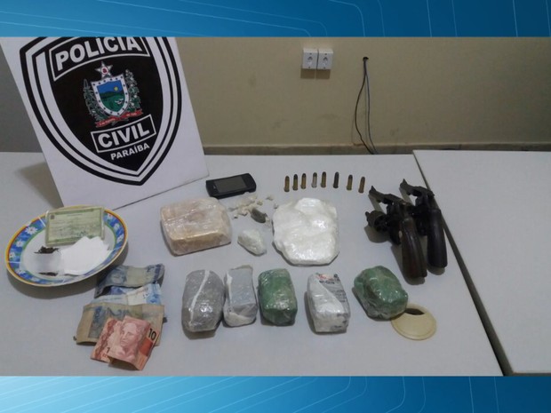 Polícia Civil prendeu oito pessoas com drogas, armas e dinheiro, em Catolé do Rocha, na Paraíba (Foto: Reprodução/TV Paraíba)