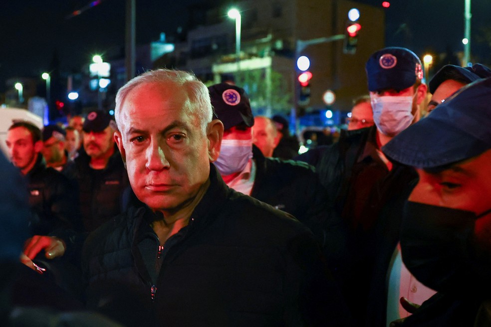 O primeiro-ministro israelense, Benjamin Netanyahu, visita o local de um ataque a tiros em Jerusalém em 27 de janeiro de 2023 — Foto: REUTERS/Ronen Zvulun