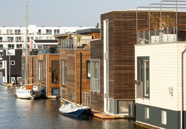 Ijburg, um subúrbio de Amsterdã, é a capital das casas flutuantes, com um número crescente de casas flutuantes sendo construídas (Foto: GETTY IMAGES)