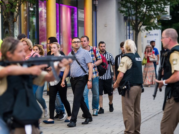 Pessoas evacuam shopping em Munique, na Alemanha, após tiroteio no local (Foto: AFP)