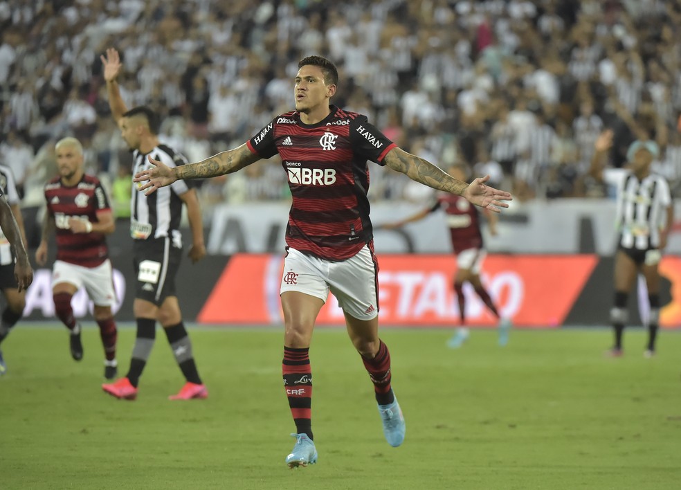 Flamengo abre o placar contra o Botafogo — Foto: André Durão/ge
