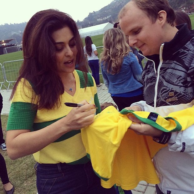 Juliana Paes distribuiu autógrafos durante o treino da Seleção (Foto: Reprodução)