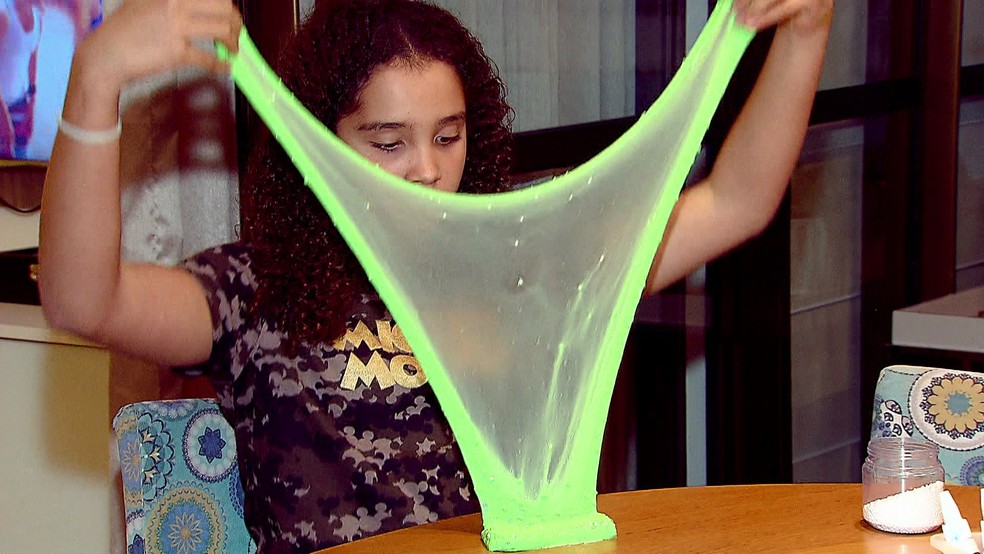 Slime é um tipo de massa elástica, que pode ser produzida em casa pelas crianças — Foto: Reprodução/TV Globo
