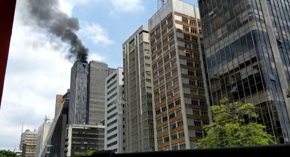Fumaça preta em prédio da Avenida Paulista nesta quarta-feira (24). — Foto: Arquivo pessoal