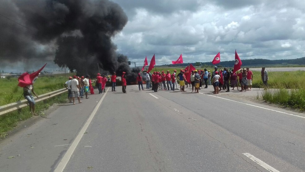 Integrantes do MST realizam bloqueio da BR-101, em Goiana, no Grande Recife, em protesto nesta sexta-feira (6) (Foto: PRF/DivulgaÃ§Ã£o)