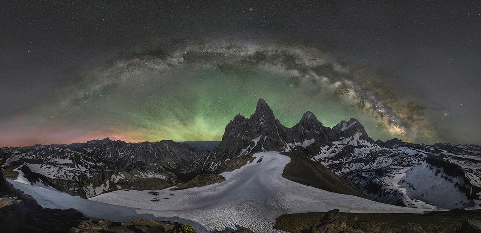 Jake Mosher, Estados Unidos – Em 17 de junho de 2021, caminhei com raquetes de neve e subi até o cume de 3.350 metros da Table Mountain de Wyoming para fotografar a Via Láctea sobre o Grand Teton Peak. Embora essas montanhas icônicas tenham sido fotografadas dezenas de milhares de vezes, eu queria mostrar uma visão totalmente única. Fui presenteado com uma das exibições mais espetaculares que já vi – uma luz semelhante à aurora boreal e criada por partículas carregadas, abrangendo grande parte do horizonte — Foto: Jake Mosher/ WNPA/ Divulgação