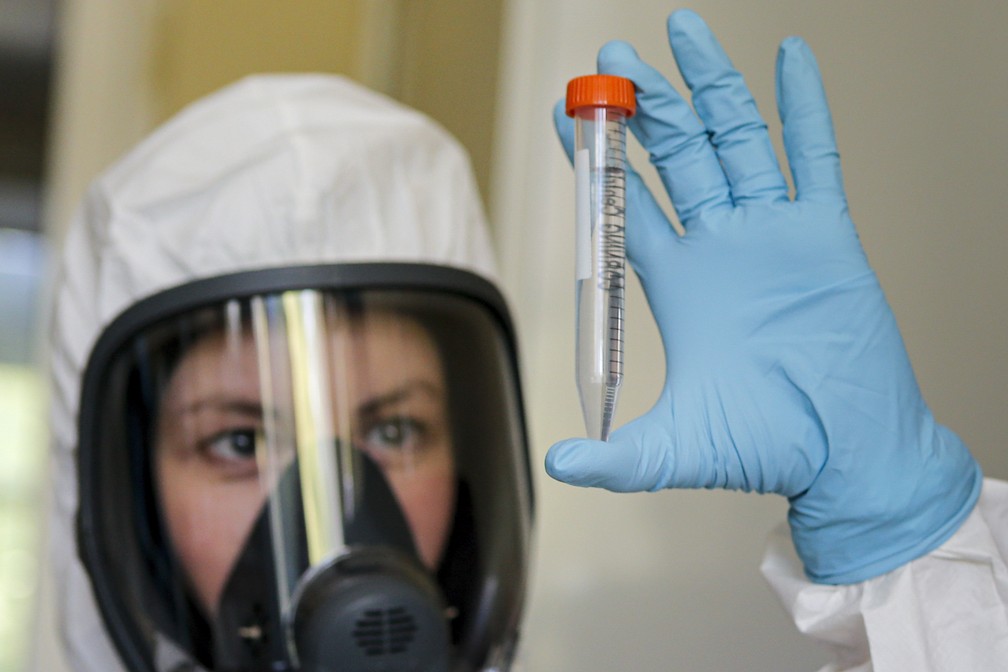 Centro Nacional de Epidemiologia e Microbiologia de Moscou analisa vacina russa, a primeira registrada no mundo, mas que levanta suspeitas da comunidade científica. — Foto: Alexander Zemlianichenko Jr/ Russian Direct Investment Fund via AP