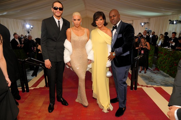 Pete Davidson, Kim Kardashian, Kris Jenner e Corey Gamble (Foto: Getty Images for The Met Museum/)