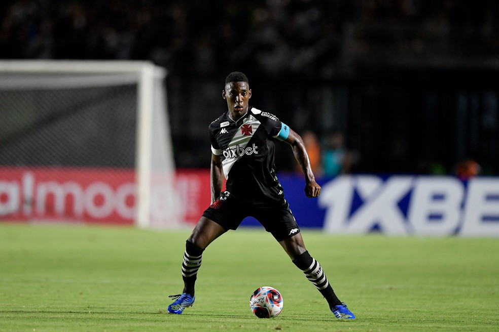 Léo, zagueiro e capitão do Vasco — Foto: Thiago Ribeiro/AGIF