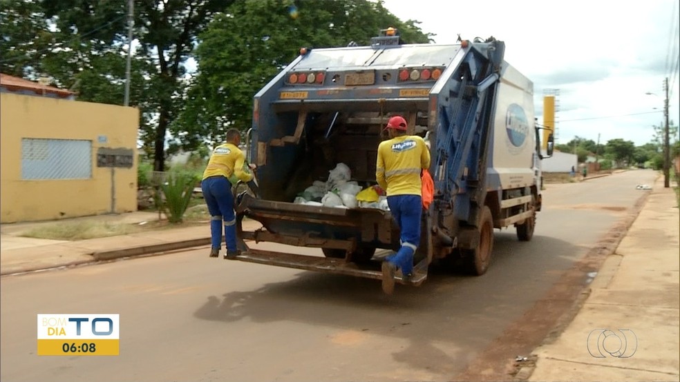 Coletores de lixo correm riscos de segurança e saúde. — Foto: Reproducão/TV Anhanguera
