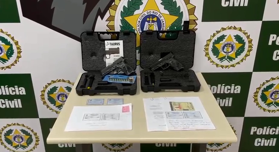Segundo a investigação, homens fariam parte de uma quadrilha que compra armas apresentando documentação falsa para posteriormente revender os equipamentos para criminosos