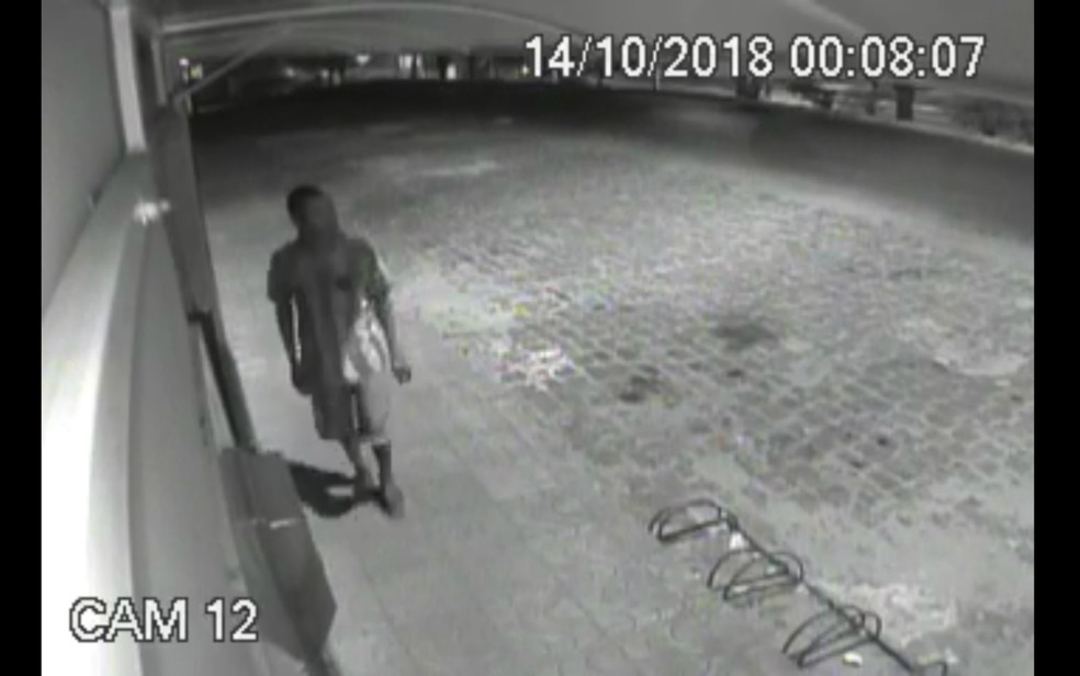 Imagens De Camera De Seguranca Flagram Suspeito De Incendiar Almoxarifado De Secretaria Em Eunapolis Bahia G1