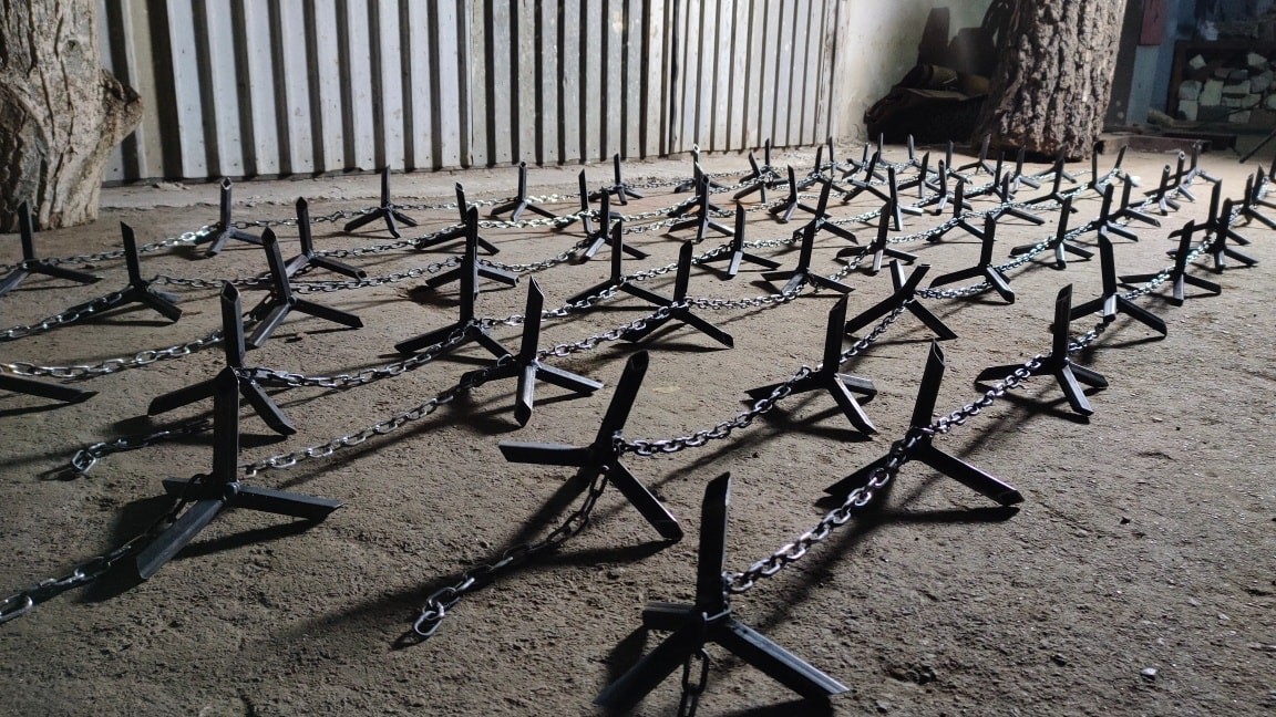 Caltrops produzidos pela loja Workshop Art and Steel para proteger a cidade ucraniana de Rivne (Foto: Workshop 