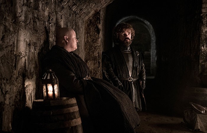 Varys e Tyrion com expressões tensas (Foto: Divulgação)