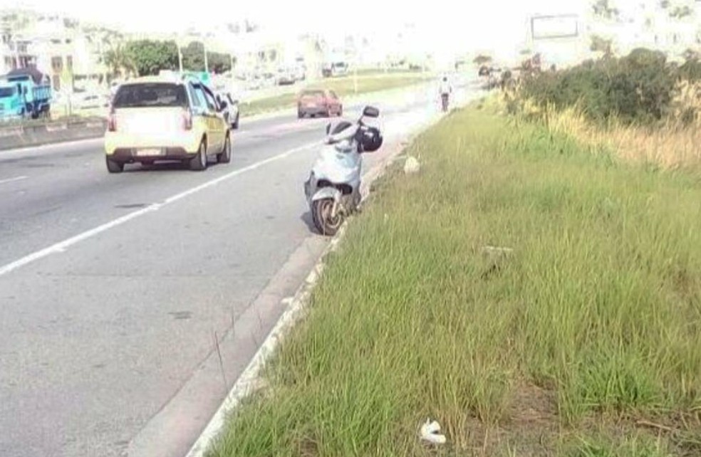 Idoso de 77 anos estava pilotando a moto na altura do Bairro Campo Redondo em São Pedro da Aldeia, no RJ (Foto: Carlos Andrade/Arquivo Pessoal)