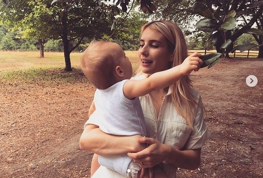 A atriz Emma Roberts com o filho (Foto: Instagram)